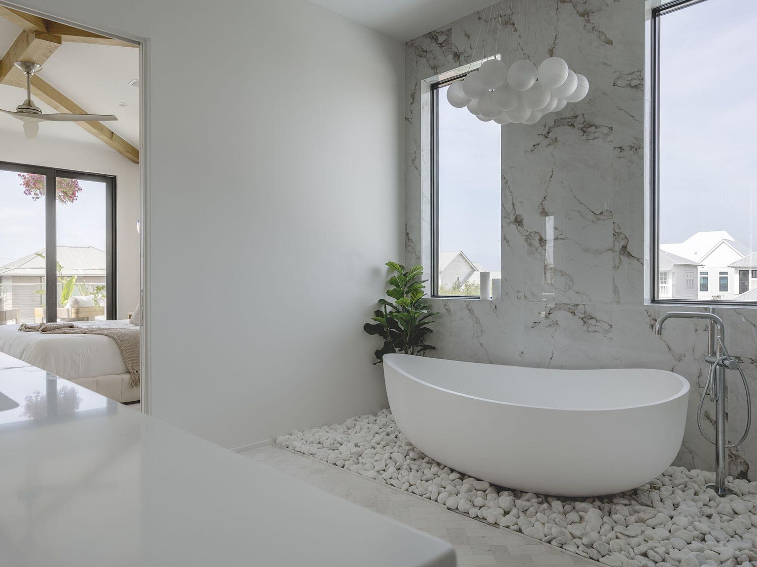 Soaking tub with marble accent wall